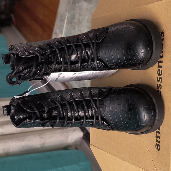 Amazon Essentials Women's Collins Lace-Up Combat Boot Black Croco - Picture 3 of 6